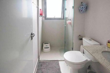 Apartamento à venda com 121m², 6 quartos e 2 vagasBanheiro com piso de porcelanato, vaso sanitário e chuveiro, com uma janela pequena e iluminação boa.
