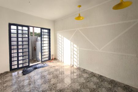 Casa para alugar com 120m², 2 quartos e 2 vagasCômodo extra