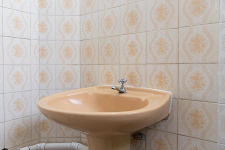 Banheiro de apartamento para alugar com 1 quarto, 30m² em Azenha, Porto Alegre