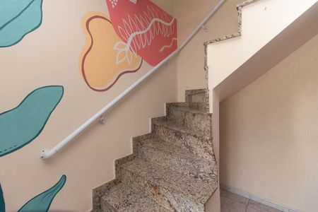 Casa à venda com 120m², 3 quartos e 2 vagas Casa à venda com 120m², 3 quartos e 2 vagasEscada