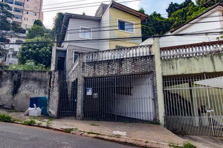Casa à venda com 120m², 3 quartos e 2 vagas Casa à venda com 120m², 3 quartos e 2 vagasFachada