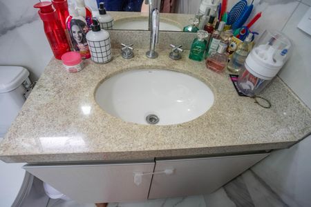Apartamento à venda com 85m², 2 quartos e 2 vagasBanheiro da suíte 1 