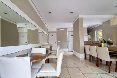 Sala de espera com mesa e cadeiras brancas e espelho grande na parede. de apartamento à venda com 2 quartos, 60m² em Jardim Parque Morumbi, São Paulo