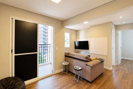 Sala de estar com sofá e TV montada na parede, com vista para a varanda. de apartamento à venda com 2 quartos, 60m² em Jardim Parque Morumbi, São Paulo