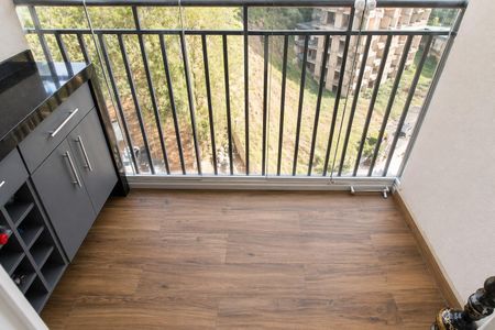 Apartamento à venda com 60m², 2 quartos e 1 vagaBalcony com vista para a cidade, com móveis simples e madeira no chão.