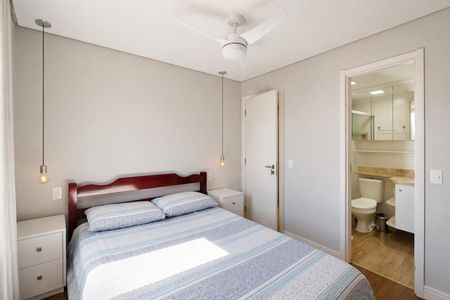 Quarto simples com cama de solteiro, iluminação adequada e mobiliário minimalista. de apartamento à venda com 2 quartos, 60m² em Jardim Parque Morumbi, São Paulo
