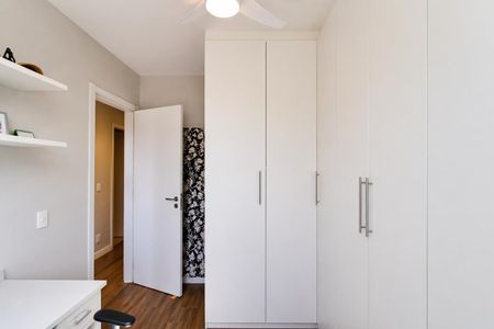 Apartamento à venda com 60m², 2 quartos e 1 vagaCabinets and shelves in a room with white walls and ceiling, and wood flooring.