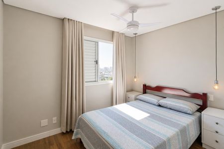 Quarto com cama de casal, piso de madeira e cortinas de cor, com vista para a cidade. de apartamento à venda com 2 quartos, 60m² em Jardim Parque Morumbi, São Paulo