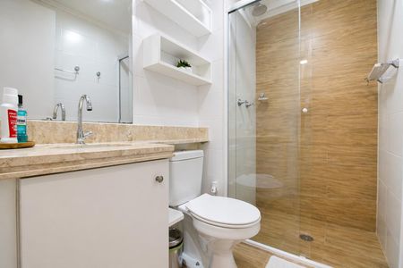 Apartamento à venda com 60m², 2 quartos e 1 vagaBanheiro com piso de porcelanato, pia de granito e chuveiro de vidro.