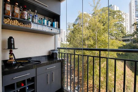 Apartamento à venda com 60m², 2 quartos e 1 vagaBalcony com vista para a cidade, com móveis e decoração simples, com uma churrasqueira e uma varanda com uma vista para a cidade.