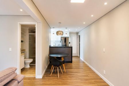Sala de estar com mesa e cadeira, banheiro e cozinha ao fundo. de apartamento à venda com 2 quartos, 60m² em Jardim Parque Morumbi, São Paulo