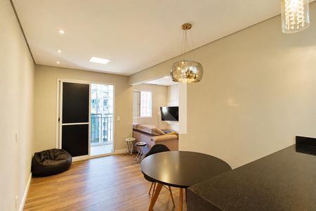 Sala de estar com sofá, mesa e cadeiras, iluminada por lâmpadas e com vista para a rua. de apartamento à venda com 2 quartos, 60m² em Jardim Parque Morumbi, São Paulo