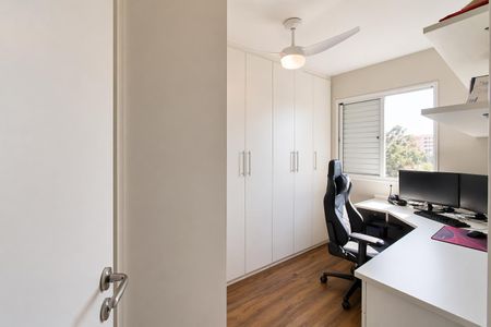 Escritório com móveis brancos e uma mesa de trabalho com computadores e cadeira de jogos. de apartamento à venda com 2 quartos, 60m² em Jardim Parque Morumbi, São Paulo