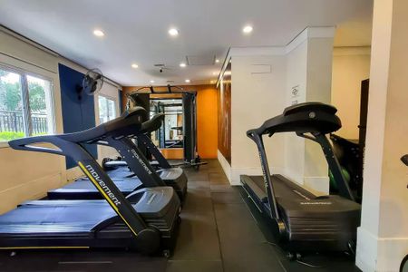 Apartamento à venda com 60m², 2 quartos e 1 vagaGinásio com equipamentos de exercícios e uma vista para o exterior.
