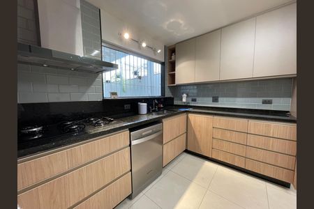 Casa à venda com 208m², 5 quartos e 3 vagas Casa à venda com 208m², 5 quartos e 3 vagasCozinha