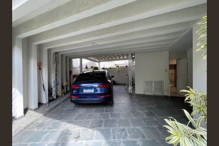 Casa à venda com 208m², 5 quartos e 3 vagas Casa à venda com 208m², 5 quartos e 3 vagasGaragem