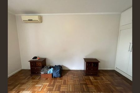 Casa à venda com 208m², 5 quartos e 3 vagas Casa à venda com 208m², 5 quartos e 3 vagasQuarto 4