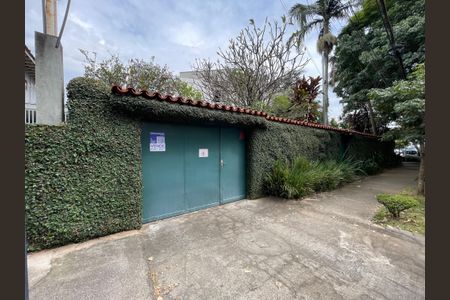 Casa à venda com 208m², 5 quartos e 3 vagas Casa à venda com 208m², 5 quartos e 3 vagasFachada com plaquina TFBY-244