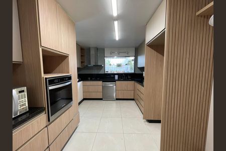 Casa à venda com 208m², 5 quartos e 3 vagas Casa à venda com 208m², 5 quartos e 3 vagasCozinha