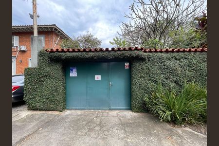 Casa à venda com 208m², 5 quartos e 3 vagas Casa à venda com 208m², 5 quartos e 3 vagasFachada com plaquina TFBY-244