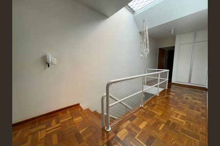 Casa à venda com 208m², 5 quartos e 3 vagas Casa à venda com 208m², 5 quartos e 3 vagasEscada