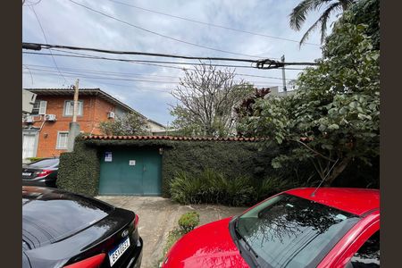 Casa à venda com 208m², 5 quartos e 3 vagas Casa à venda com 208m², 5 quartos e 3 vagasFachada com plaquina TFBY-244