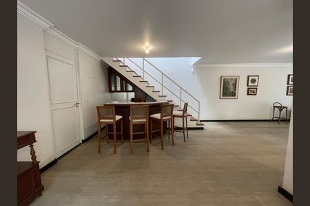 Casa à venda com 208m², 5 quartos e 3 vagas Casa à venda com 208m², 5 quartos e 3 vagasSala