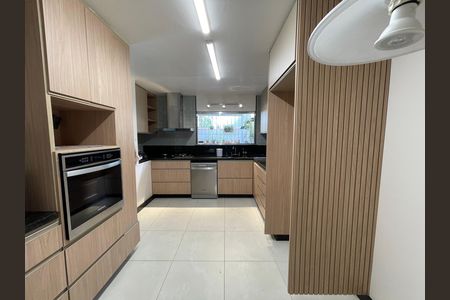 Casa à venda com 208m², 5 quartos e 3 vagas Casa à venda com 208m², 5 quartos e 3 vagasCozinha