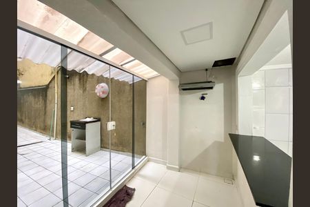 Casa à venda com 90m², 1 quarto e sem vagaÁrea de serviço 