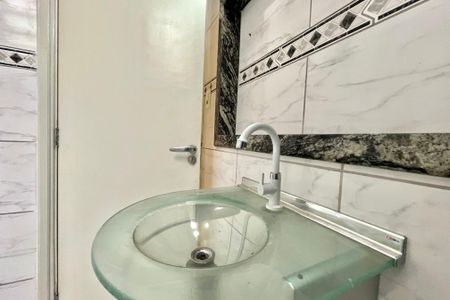 Casa à venda com 108m², 2 quartos e 1 vaga Casa à venda com 108m², 2 quartos e 1 vagaBanheiro