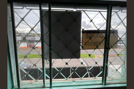 Apartamento para alugar com 70m², 2 quartos e sem vagaPlaca instalada em 23/04/2026 - QR CODE COEY-45 - Vista da Janela para Avenida