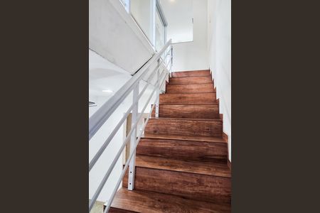 Apartamento à venda com 200m², 3 quartos e 2 vagas Apartamento à venda com 200m², 3 quartos e 2 vagasEscada