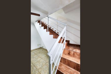 Apartamento à venda com 200m², 3 quartos e 2 vagas Apartamento à venda com 200m², 3 quartos e 2 vagasEscada