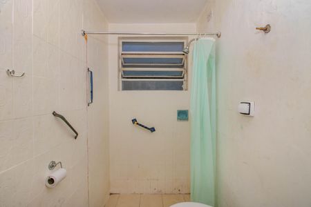 Banheiro de apartamento à venda com 1 quarto, 50m² em Auxiliadora, Porto Alegre