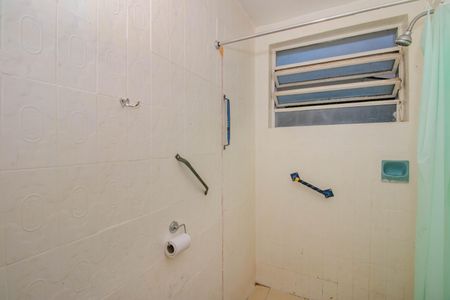 Banheiro de apartamento à venda com 1 quarto, 50m² em Auxiliadora, Porto Alegre