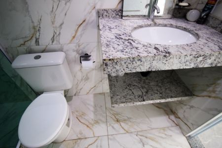 Banheiro de kitnet/studio para alugar com 1 quarto, 70m² em Irajá, Rio de Janeiro