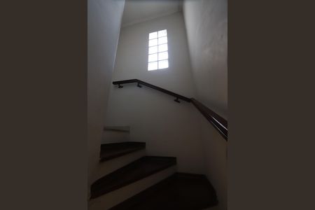 Casa para alugar com 60m², 2 quartos e 2 vagasEscada