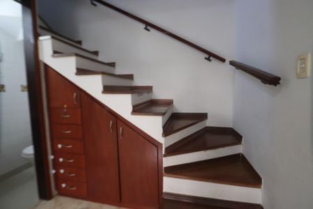 Casa para alugar com 60m², 2 quartos e 2 vagasEscada