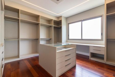 Casa de condomínio à venda com 678m², 4 quartos e 4 vagasFoto 04