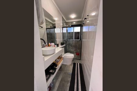 Banheiro de apartamento à venda com 2 quartos, 52m² em Cristal, Porto Alegre