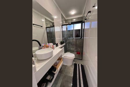 Banheiro de apartamento à venda com 2 quartos, 52m² em Cristal, Porto Alegre