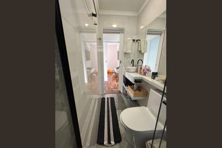 Banheiro de apartamento à venda com 2 quartos, 52m² em Cristal, Porto Alegre
