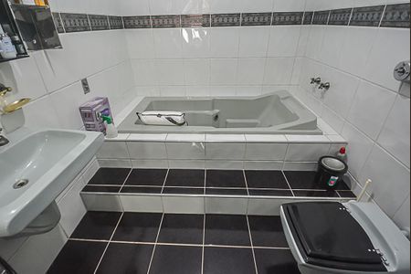 Casa à venda com 254m², 4 quartos e 3 vagasBanheiro da Suíte