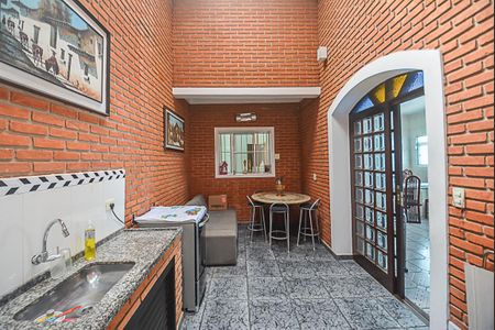 Casa à venda com 254m², 4 quartos e 3 vagasChurrasqueira