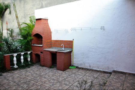 Casa à venda com 100m², 2 quartos e 3 vagas Casa à venda com 100m², 2 quartos e 3 vagasDetalhe - Quintal com Churrasqueira