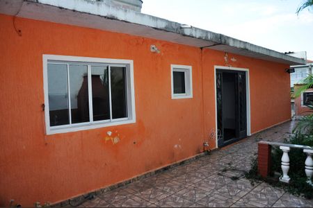Casa à venda com 100m², 2 quartos e 3 vagas Casa à venda com 100m², 2 quartos e 3 vagasDetalhe - Quintal com Churrasqueira