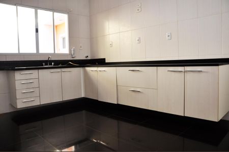 Casa à venda com 100m², 2 quartos e 3 vagas Casa à venda com 100m², 2 quartos e 3 vagasDetalhe - Cozinha