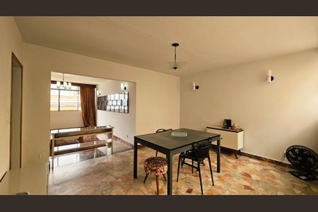 Casa à venda com 300m², 4 quartos e 6 vagas Casa à venda com 300m², 4 quartos e 6 vagasSala de jantar