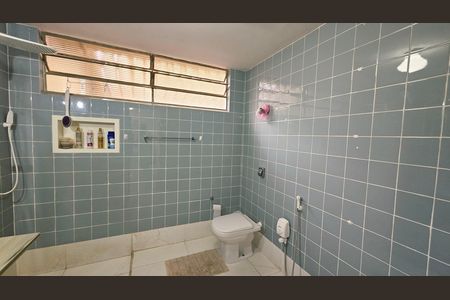 Casa à venda com 300m², 4 quartos e 6 vagas Casa à venda com 300m², 4 quartos e 6 vagasBanheiro da Suíte