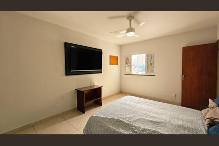 Casa à venda com 300m², 4 quartos e 6 vagas Casa à venda com 300m², 4 quartos e 6 vagasSuíte